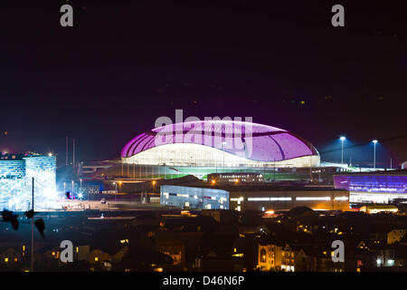 Aligemeinen Blick auf den Olympiapark, 3. Dezember 2012 - Olympia-Vorschau: (L-R) The Iceberg Skating Palace, der Eiskunstlauf & Shorttrack-Eisschnelllauf-Veranstaltungsort, dem Bolschoi Eis Dom, der Eishockey-Veranstaltungsort und Adler Arena Skating Center, Eisschnelllauf Austragungsort der Winterspiele von Sotschi 2014 wird im Olympia-Park in Russland gesehen. (Foto: Olympstroy via AFLO) Stockfoto