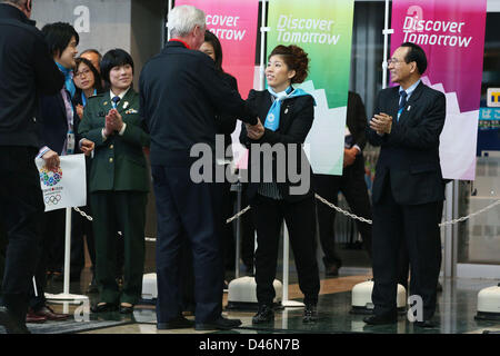 (L, R) Craig Reedie, Saori Yoshida, Tomiaki Fukuda, 6. März 2013: London Olympia Goldmedaillengewinner Saori Yoshida shake Hands mit internationalen Olympischen Ausschuß Vice President Craig Reedie in Tokio Bigsight, Tokyo, Japan. Die IOC-Evaluierungskommission unter der Leitung von Organisationskomitee, begann eine viertägige Inspektion von Tokios Bewerbung um die Olympischen Spiele in 2020. (Foto von Yusuke NakanishiAFLO SPORT) Stockfoto