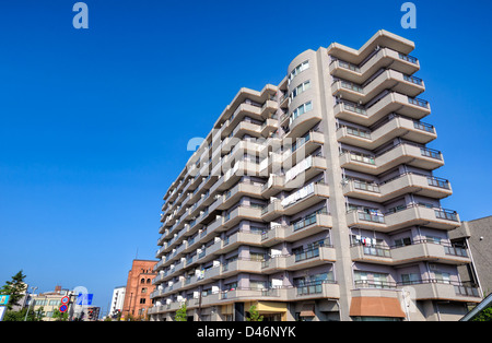 Halbhohe wohnen: große moderne Wohnblock in Japan. Dies ist typisch für moderne japanische Apartment-Block-Architektur. Stockfoto