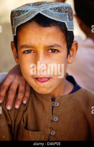 M Kandahar, Afghanistan - 8. Oktober 2010: ein afghanischer Junge pausiert, um sein Bild genommen zu bekommen. Stockfoto