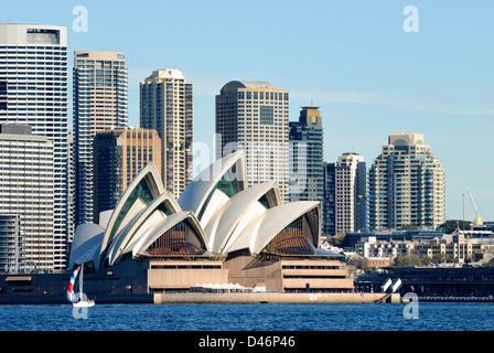 Sydney Opera House mit Hafen von Sydney (Sydney Harbor) vor und Wolkenkratzer hinter Stockfoto