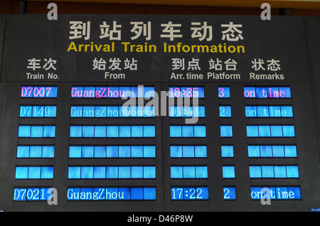 Digitale elektronische Anzeigen / melden zeigt Ankunftszeiten an einem Bahnhof Guangzhou, Shenzhen Linie, China Stockfoto