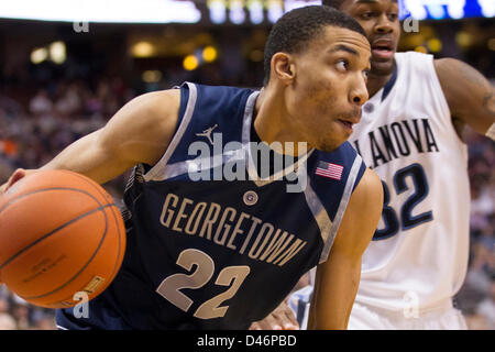 6. März 2013: Georgetown Hoyas leiten Otto Porter Jr. (22) in Aktion mit dem Ball während der NCAA Basketball-Spiel zwischen #5 Georgetown Hoyas und Villanova Wildcats im Wells Fargo Center in Philadelphia, Pennsylvania. Villanova Wildcats schlagen die Georgetown Hoyas, 67-57. Stockfoto
