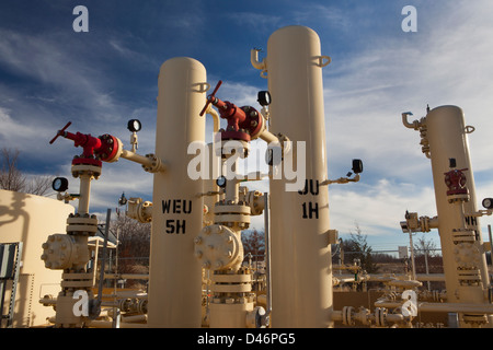Öl- und Gaspipelines der Bohrlochkopf und Ventile Stockfoto