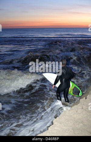 Ein Surfer-Köpfe aus für einen Sonnenuntergang Sessions am Pazifik Stockfoto