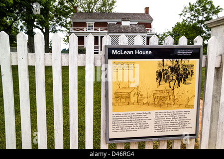 Ein Nationalpark-Service-Zeichen beschreibt das historische McLean House in der Nähe von Appomattox, Virginia, USA, wo dem amerikanischen Bürgerkrieg offiziell im Jahre 1865 endete. Stockfoto