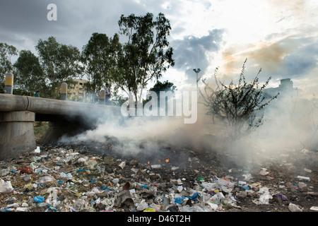 Hausmüll auf der Straße verbrannt. Andhra Pradesh, Indien Stockfoto