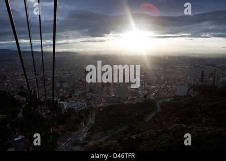 Die Sonne untergeht in Bogota, Hauptstadt und größte Stadt von Kolumbien. Panoramablick vom Cerro Montserrate. Stockfoto