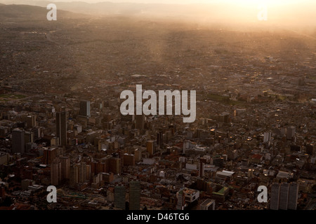 Die Sonne untergeht in Bogota, Hauptstadt und größte Stadt von Kolumbien. Panoramablick vom Cerro Montserrate. Stockfoto