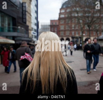 Rückansicht des blonden Frauen gehen in den Straßen von London. Stockfoto