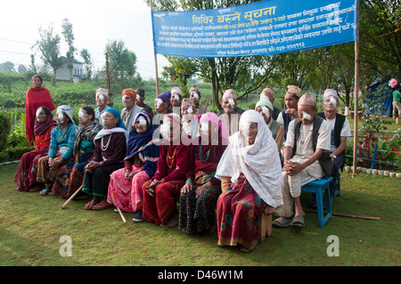 Alten nepalesischen Volkes Genesung von Katarakt-Operationen in Ost-nepal Stockfoto