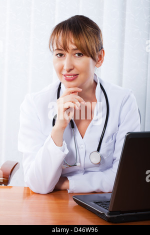 Im Krankenhaus tätiger Arzt Stockfoto