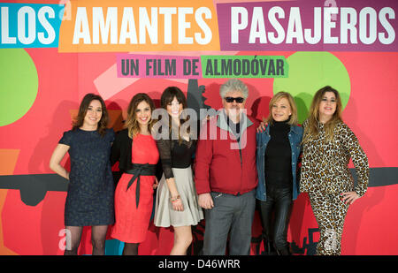 Spanische film Regisseur Pedro Almodovar (3rdR) und (FromL) spanische Schauspielerinnen Lola Duenas, Laya Marti, Blanca Suarez, argentinische Schauspielerin Cecilia Roth und spanische Schauspielerin Pepa Charro besuchen die "Los Amantes Pasajeros" Photocall im Espacio Fundacion Telefonica am 6. März 2013 in Madrid, Spanien. Stockfoto