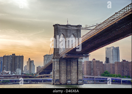 Die Brooklyn Bridge in der Nähe von Sonnenuntergang an einem heißen Sommerabend in New York City. Stockfoto