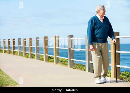 Senior woman Weg am Meer entlang Stockfoto
