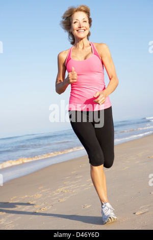 Senior Woman Training am Strand Stockfoto