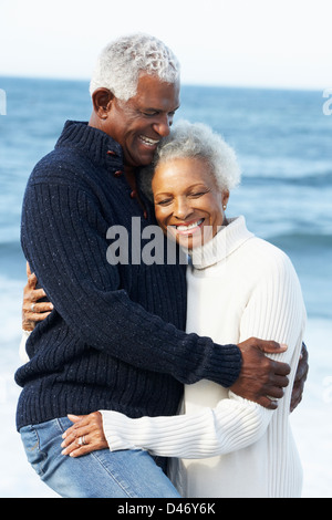 Romantische älteres paar umarmt am Strand Stockfoto