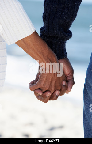 Nahaufnahme eines älteres paar Hand in Hand am Strand Stockfoto