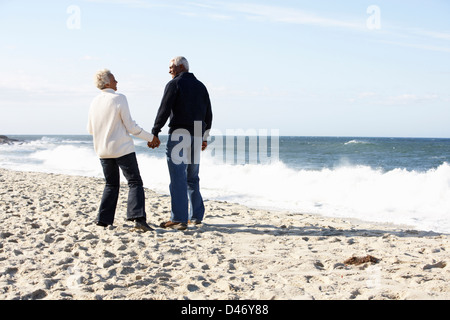 Älteres paar Strand entlang spazieren, zusammen Stockfoto