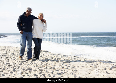 Älteres paar Strand entlang spazieren, zusammen Stockfoto