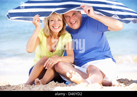 Älteres paar schützt vor Sonne Sonnenschirm Stockfoto