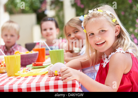 Gruppe von Kindern genießen Tee-Party im freien Stockfoto
