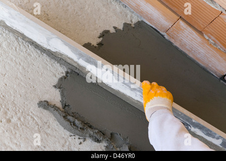 Mustervorlage ein Instrument angewendet Bodenbeschichtung auf einer ebenen Fläche Stockfoto