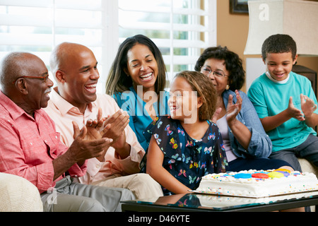 Multi-Generationen-Familie feiert Geburtstag Tochter Stockfoto