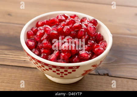 Weiße Schale gefüllt mit schönen Rubin rote Granatapfelkerne Stockfoto