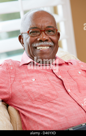 Porträt von Senior glücklich zu Hause Stockfoto
