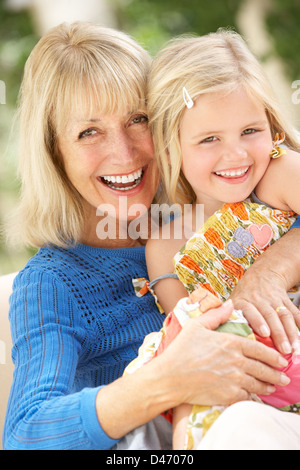 Großmutter und Enkelin entspannend auf Sofa zusammen Stockfoto