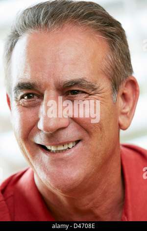 Porträt von Senior glücklich zu Hause Stockfoto