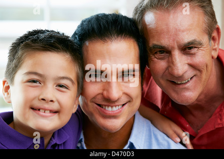 Männlichen Mitgliedern der Generation Mehrfamilienhaus entspannendes Zuhause zusammen Stockfoto