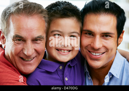 Männlichen Mitgliedern der Generation Mehrfamilienhaus entspannendes Zuhause zusammen Stockfoto