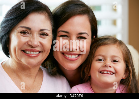 Weibliche Mitglieder der Generation Mehrfamilienhaus entspannendes Zuhause zusammen Stockfoto