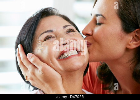 Porträt von Erwachsenen Tochter Mutter küssen Stockfoto