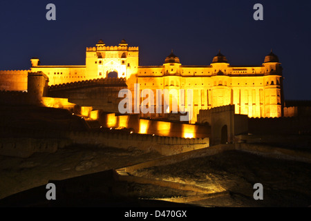 Amer Burg in Rajasthan nachts beleuchtet. Das große Schloss ist in der Nähe von Jaipur. Stockfoto