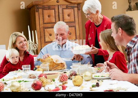 Multi-Generationen-Familie feiert mit Weihnachtsessen Stockfoto