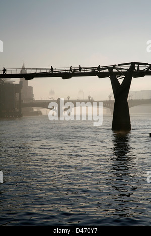 Neblige Sicht auf die Themse, die MIllennium Bridge und Southwark Bridge, City of London, UK Stockfoto