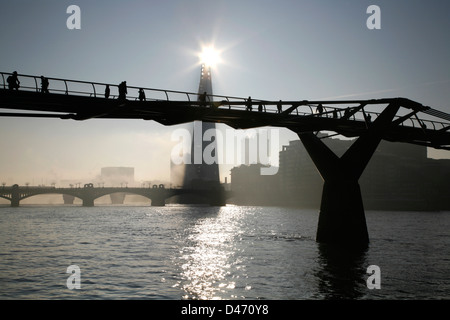 Neblige Sicht auf die Themse, die MIllennium Bridge und die Scherbe, Bankside, UK Stockfoto