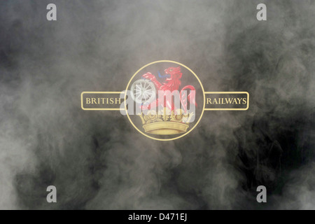 Der British Railways Insignia auf der Seite ein Dampfzug mit Dampf hüllt das Bild gemalt. Stockfoto