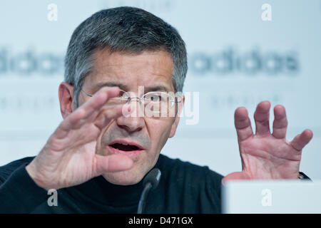 Adidas spricht Herbert Hainer, Vorstandsvorsitzender bei Bilanz-/GuV-Pressekonferenz des Unternehmens in Herzogenaurach, Deutschland, 7. März 2013. Foto: DANIEL KARMANN Stockfoto