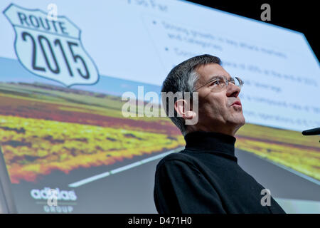 Adidas spricht Herbert Hainer, Vorstandsvorsitzender bei Bilanz-/GuV-Pressekonferenz des Unternehmens in Herzogenaurach, Deutschland, 7. März 2013. Foto: DANIEL KARMANN Stockfoto