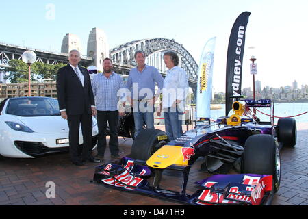 Sydney, NSW, Australien. 7. März 2013. Ein Foto-Shooting fand in Campbell Bucht mit Sydney Harbour Bridge als Kulisse, mit Jeremy Clarkson, James May, The Stig, Shane Jacobson und Minister George Souris vor der konstituierenden Sydney Top Gear Festival. 7. März 2013. Sydney, NSW, Australien. Bildnachweis: Richard Milnes / Alamy Live News Stockfoto