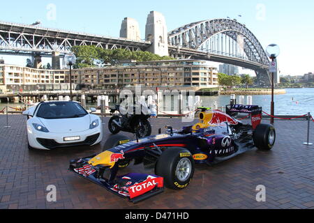 Sydney, NSW, Australien. 7. März 2013. Ein Foto-Shooting fand in Campbell Bucht mit Sydney Harbour Bridge als Kulisse, mit Jeremy Clarkson, James May, The Stig, Shane Jacobson und Minister George Souris vor der konstituierenden Sydney Top Gear Festival. 7. März 2013. Sydney, NSW, Australien. Bildnachweis: Richard Milnes / Alamy Live News Stockfoto