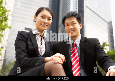 Porträt des chinesischen Geschäftsmann und Geschäftsfrau vor Büro Stockfoto
