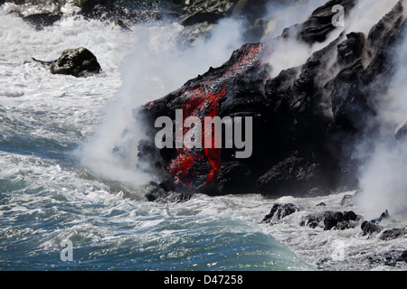 Die Pahoehoe-Lava fließt von Kilauea hat den Pazifischen Ozean in der Nähe von Kalapana, Big Island, Hawaii erreicht. Stockfoto