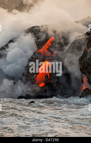 Die Pahoehoe-Lava fließt von Kilauea hat den Pazifischen Ozean in der Nähe von Kalapana, Big Island, Hawaii erreicht. Stockfoto