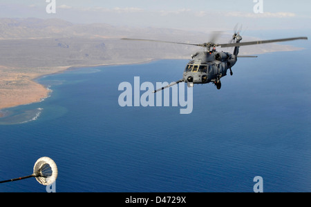 Ein uns Marinekorps CH-53 Super Stallion-Hubschrauber positioniert um aus einem Flugzeug der Air Force MC - 130 P bekämpfen Schatten während einer Mission 29. Januar 2013 über Dschibuti tanken. Stockfoto