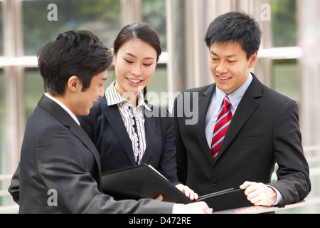 Drei Kollegen diskutieren Dokument außerhalb Büro Stockfoto